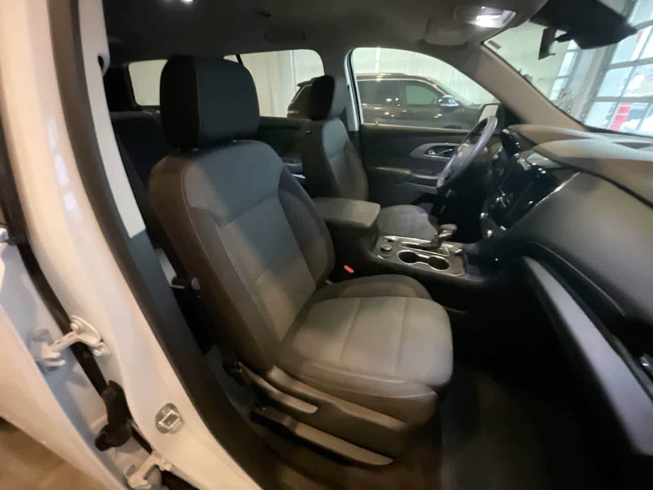 Thumbnail: 2021 Chevrolet Traverse - 25