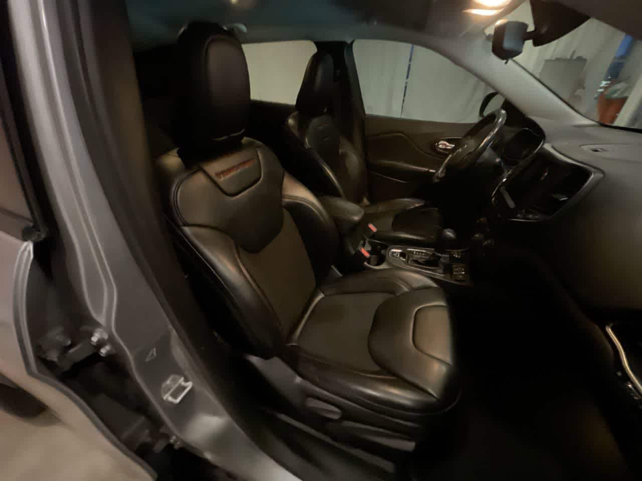 Thumbnail: 2019 Jeep Cherokee - 24