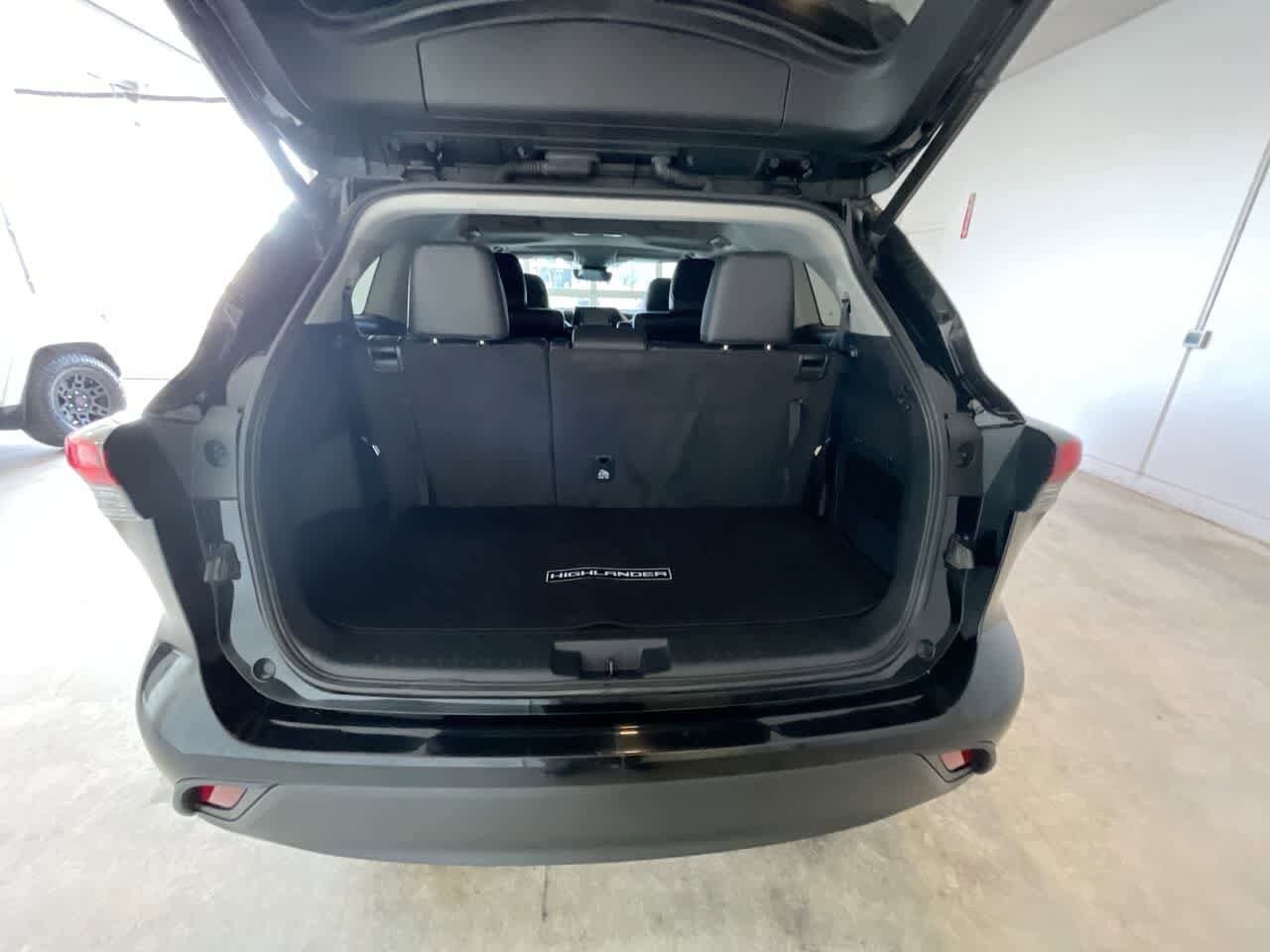 Thumbnail: 2022 Toyota Highlander - 25