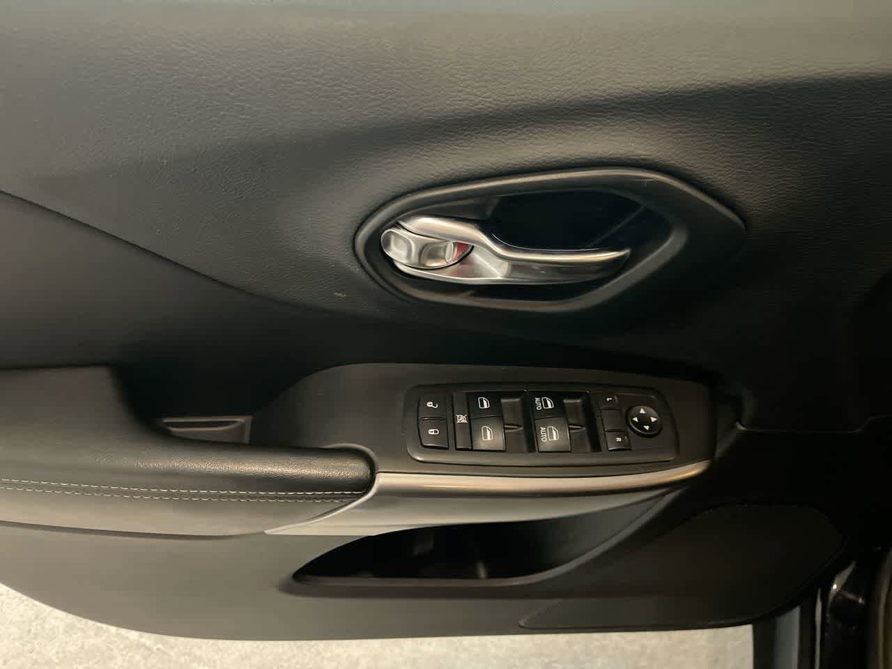 Thumbnail: 2019 Jeep Cherokee - 13