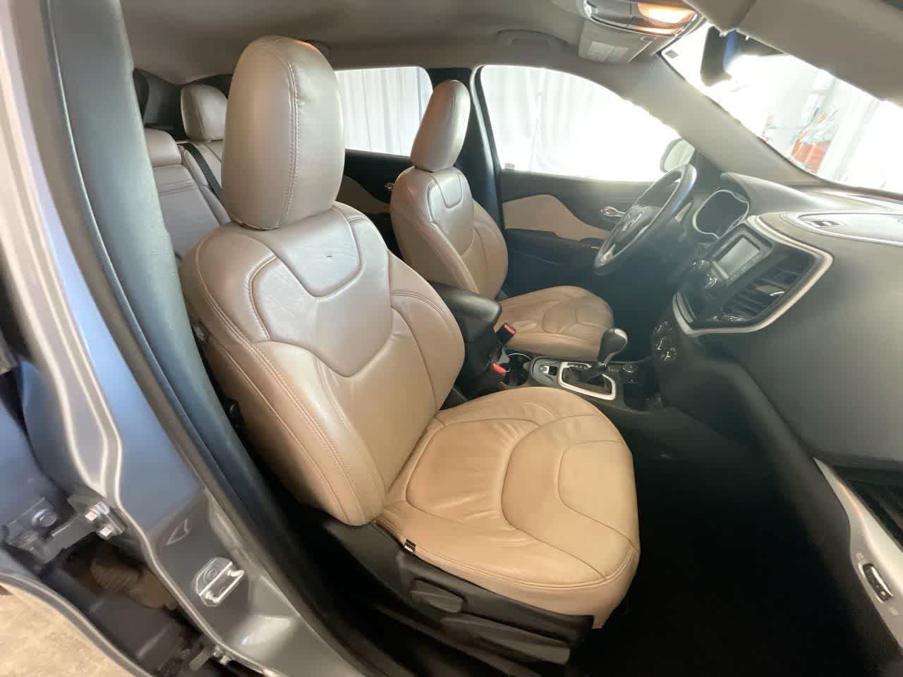 Thumbnail: 2016 Jeep Cherokee - 24