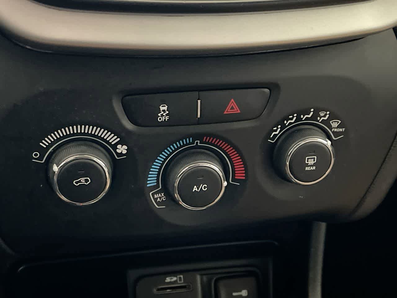 Thumbnail: 2016 Jeep Cherokee - 19