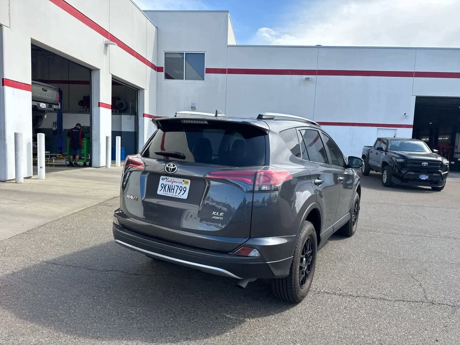 Thumbnail: 2018 Toyota RAV4 - 10