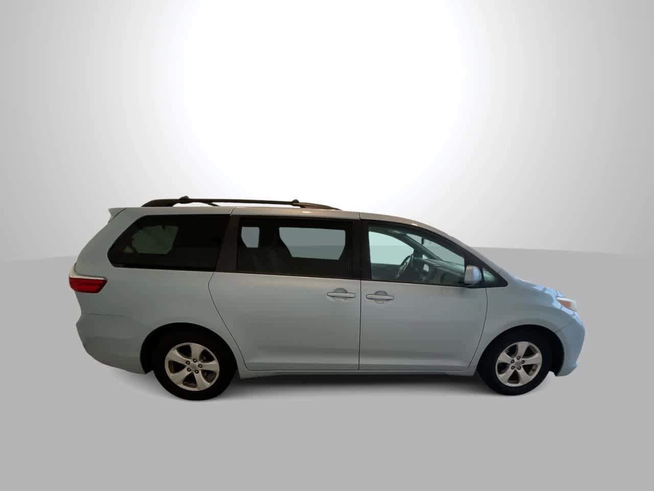 Thumbnail: 2015 Toyota Sienna - 9