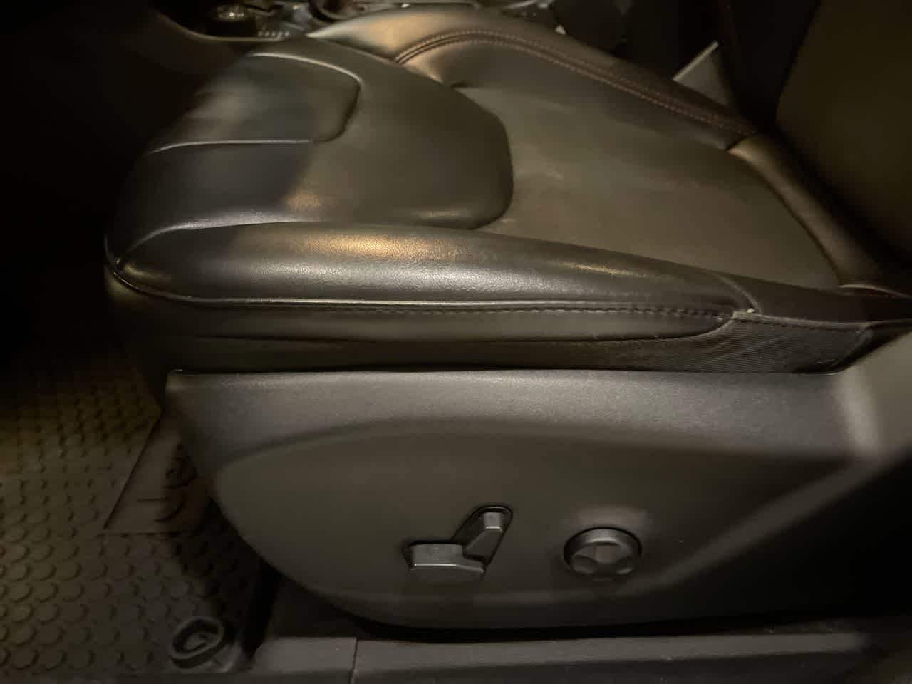 Thumbnail: 2019 Jeep Cherokee - 12