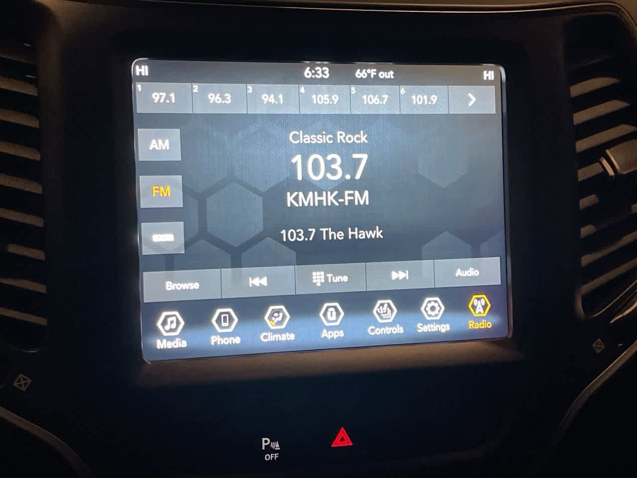 Thumbnail: 2019 Jeep Cherokee - 16