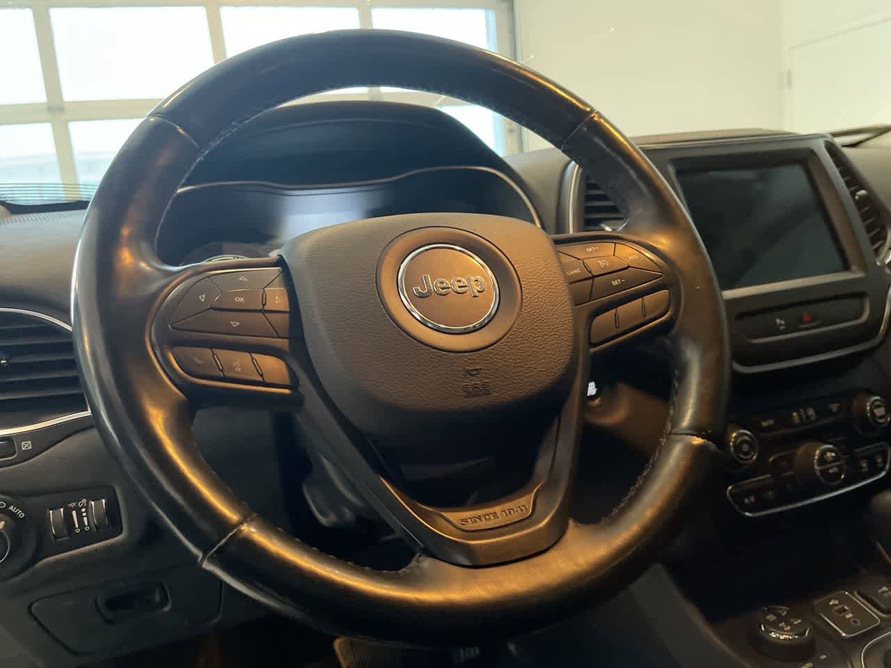 Thumbnail: 2019 Jeep Cherokee - 14