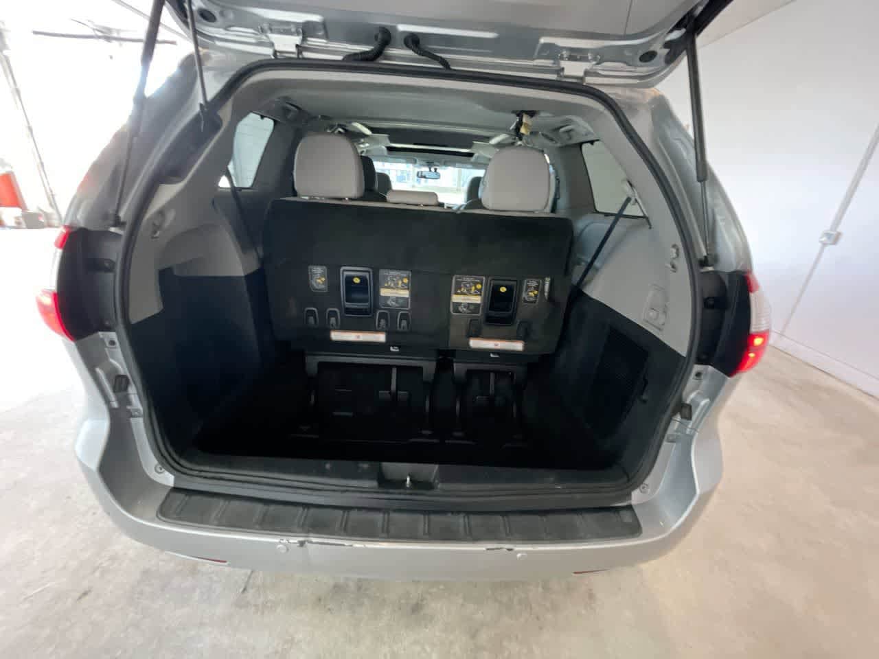 Thumbnail: 2016 Toyota Sienna - 25