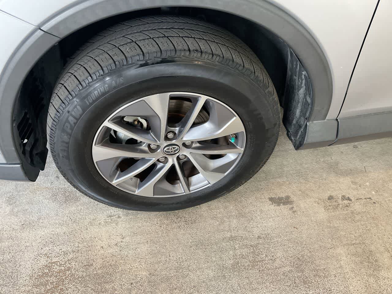 Thumbnail: 2018 Toyota RAV4 - 10