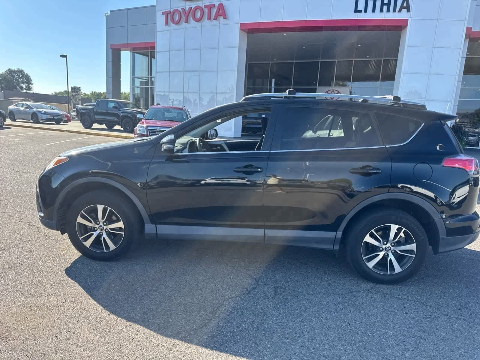 Thumbnail: 2018 Toyota RAV4 - 28