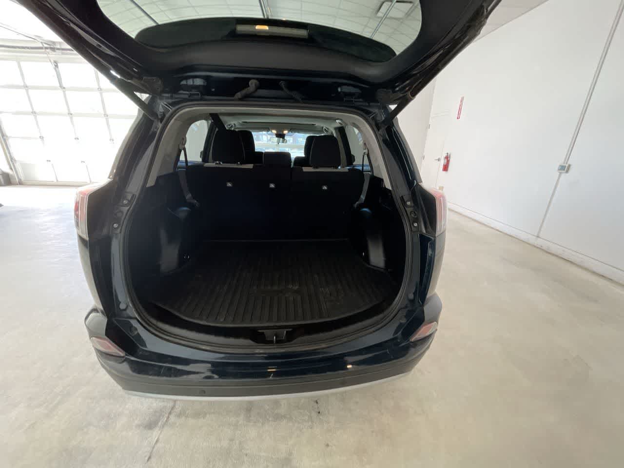 Thumbnail: 2018 Toyota RAV4 - 24