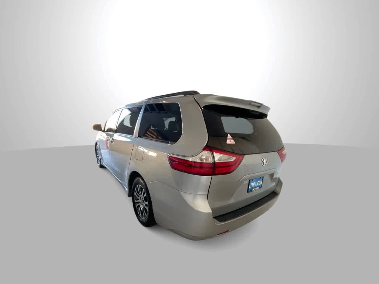 Thumbnail: 2019 Toyota Sienna - 6