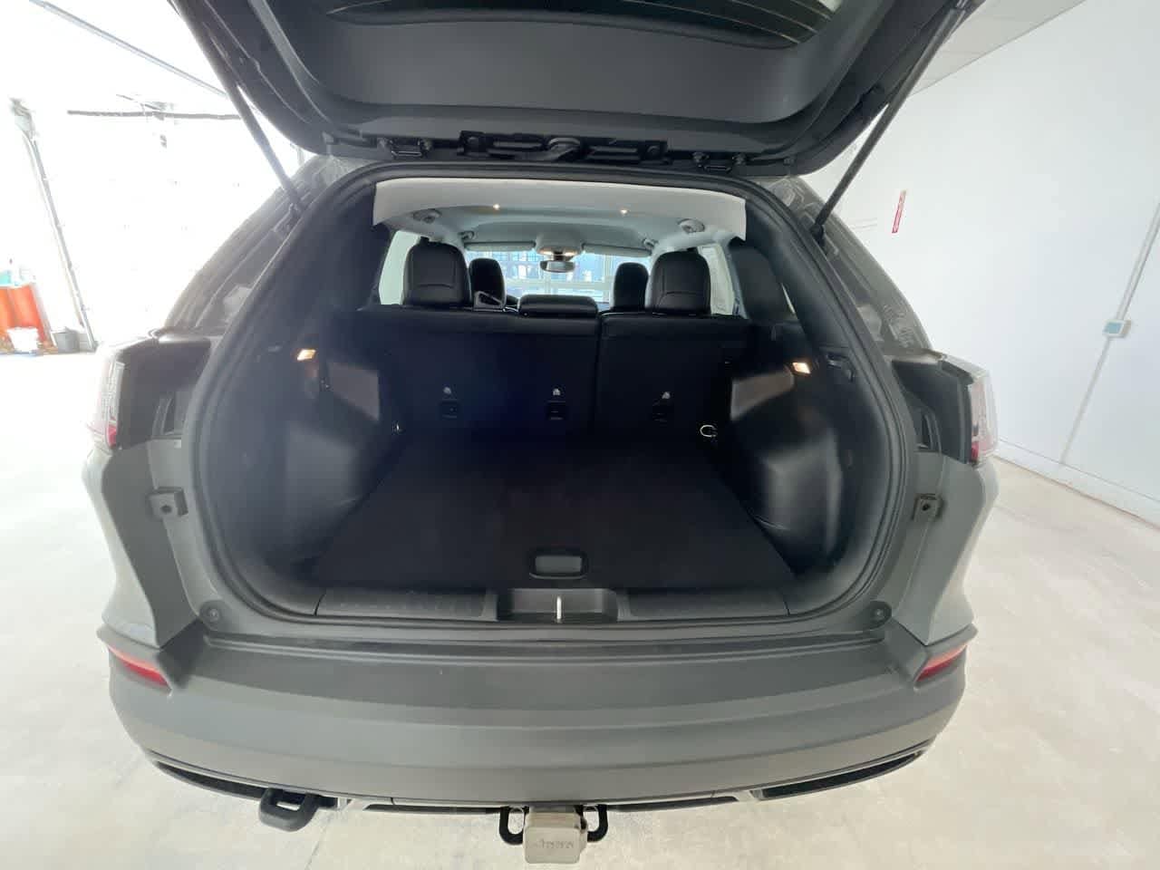 Thumbnail: 2022 Jeep Cherokee - 23