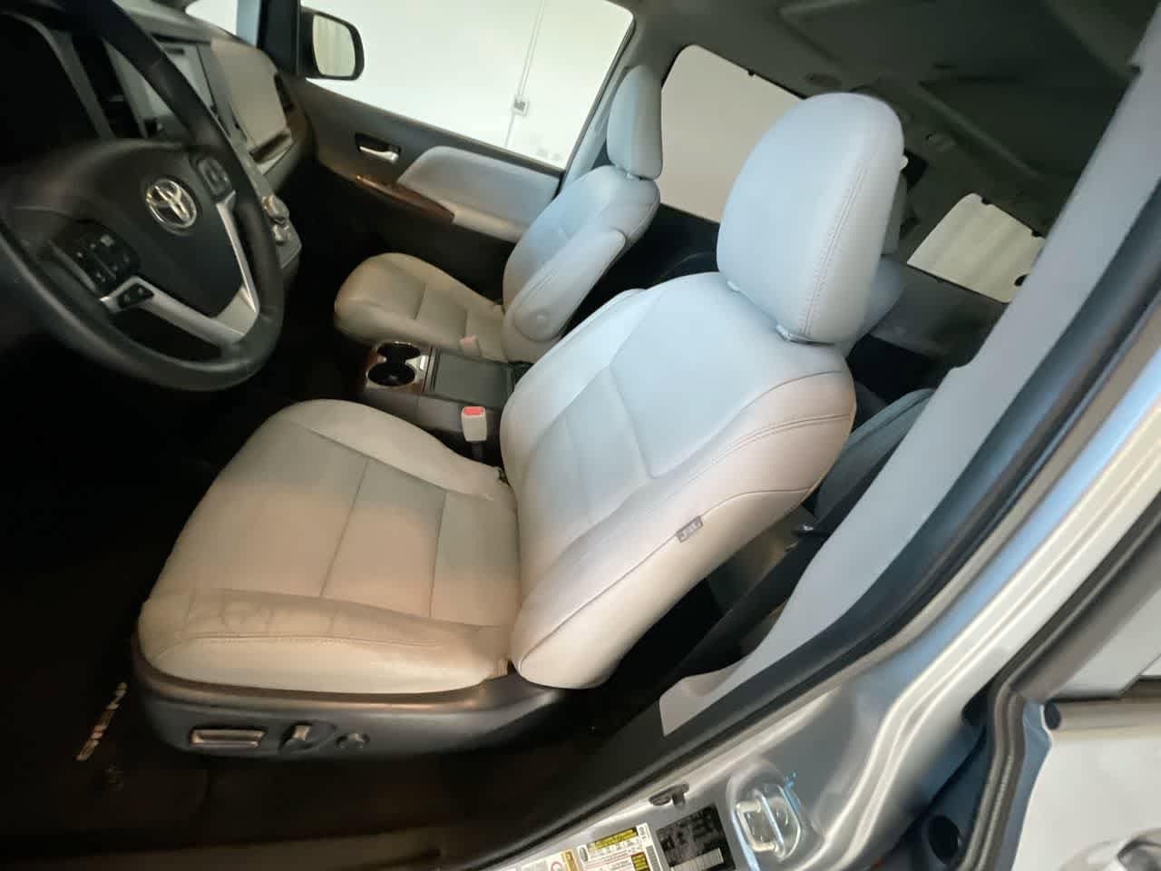 Thumbnail: 2016 Toyota Sienna - 11