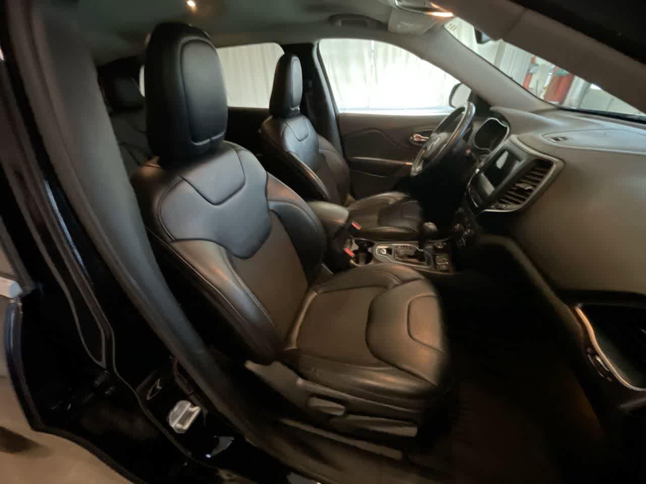 Thumbnail: 2019 Jeep Cherokee - 24