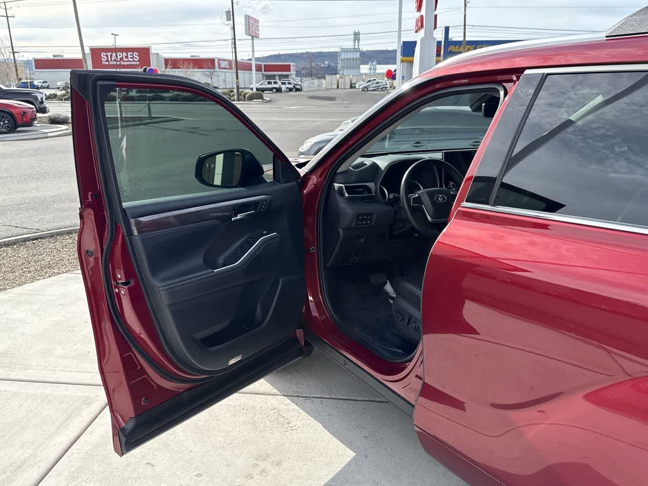 Thumbnail: 2022 Toyota Highlander - 10