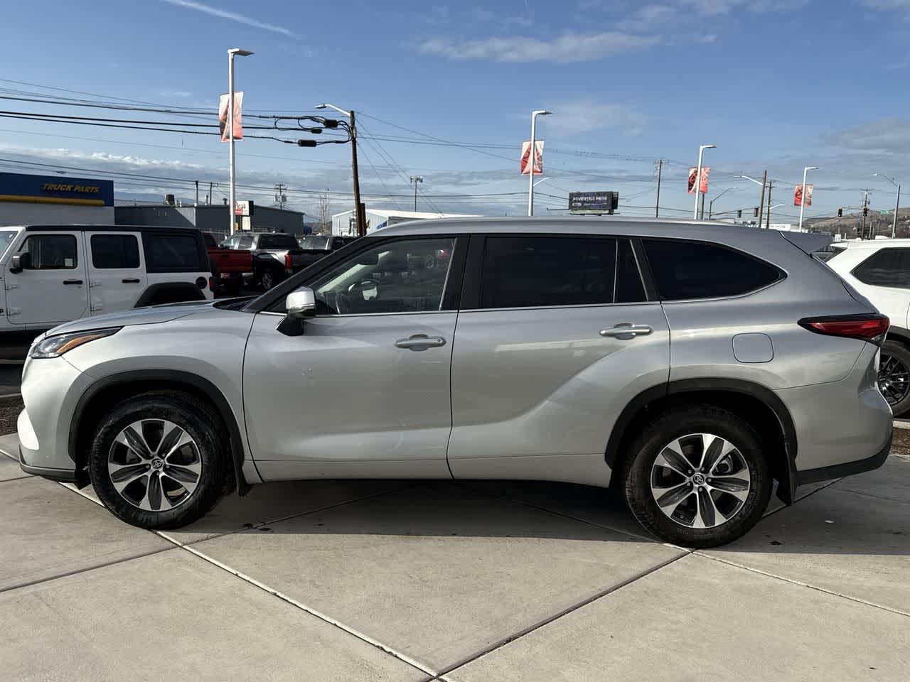 Thumbnail: 2023 Toyota Highlander - 2