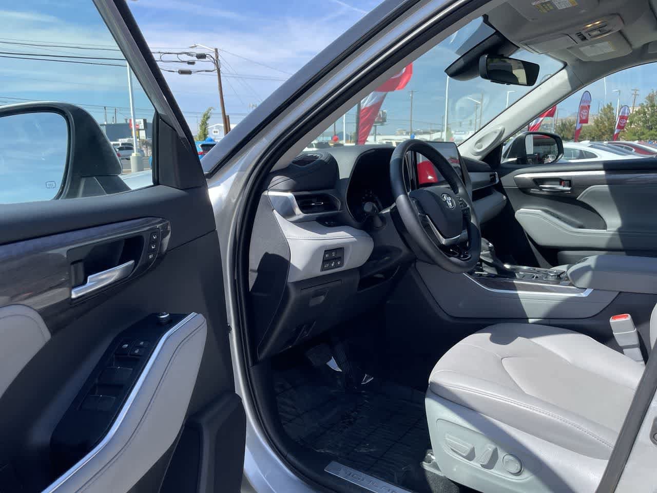 Thumbnail: 2021 Toyota Highlander - 11