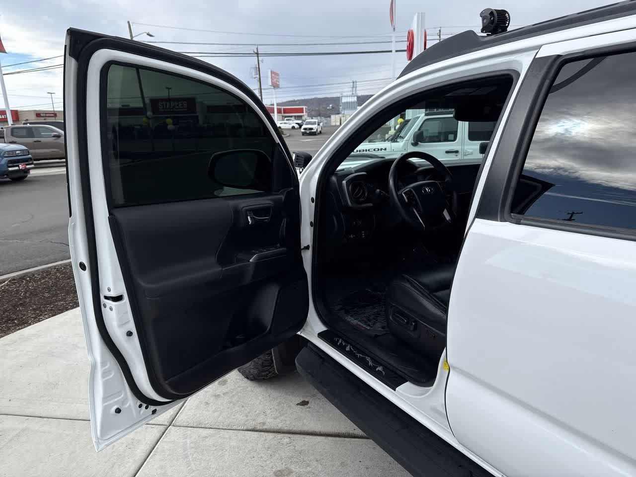 Thumbnail: 2020 Toyota Tacoma - 10