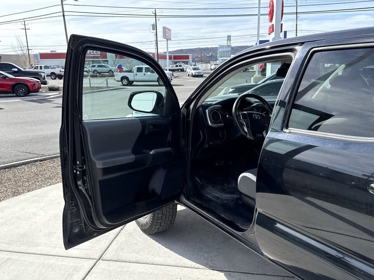 Thumbnail: 2019 Toyota Tacoma - 10