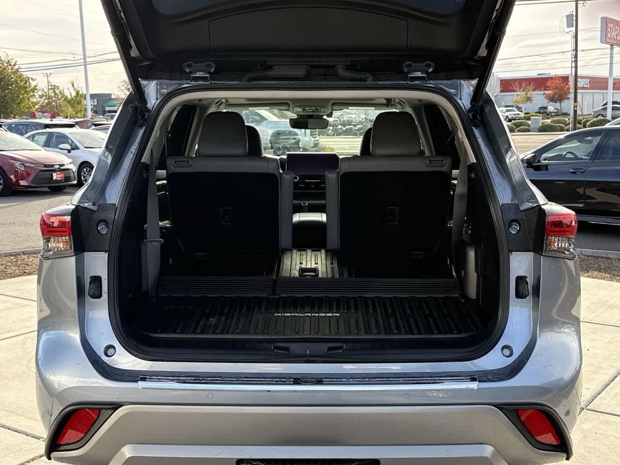 Thumbnail: 2023 Toyota Highlander - 6