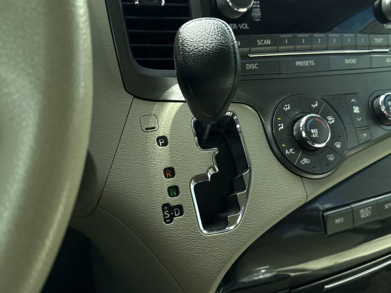 Thumbnail: 2012 Toyota Sienna - 21