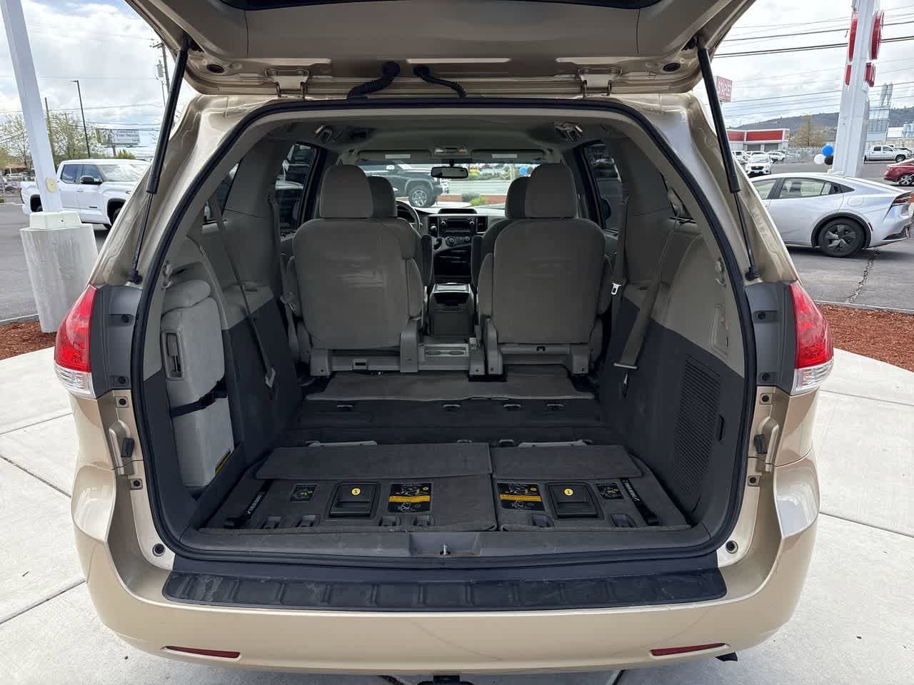 Thumbnail: 2012 Toyota Sienna - 6