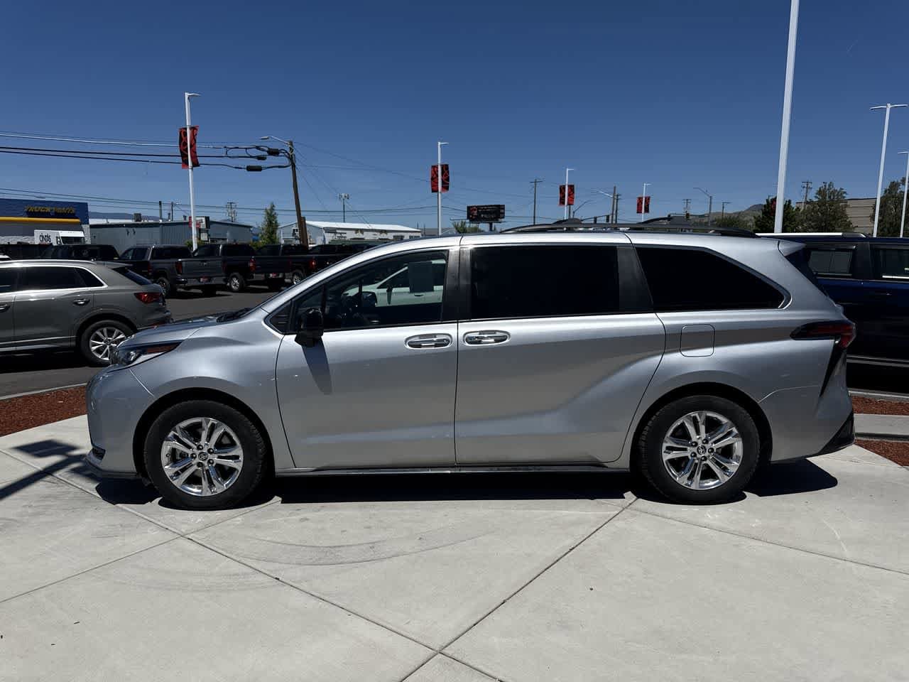 Thumbnail: 2022 Toyota Sienna - 2