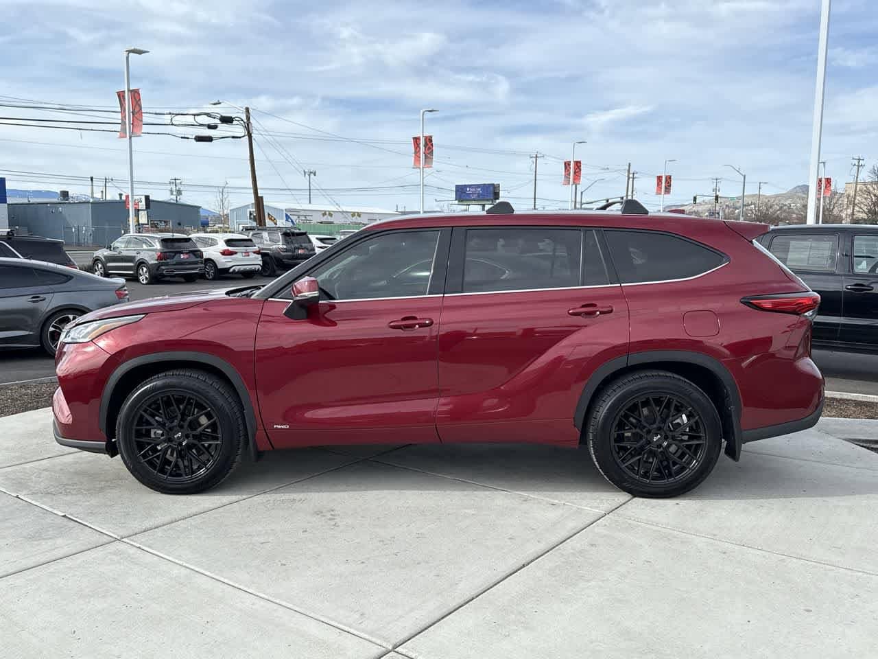 Thumbnail: 2022 Toyota Highlander - 2