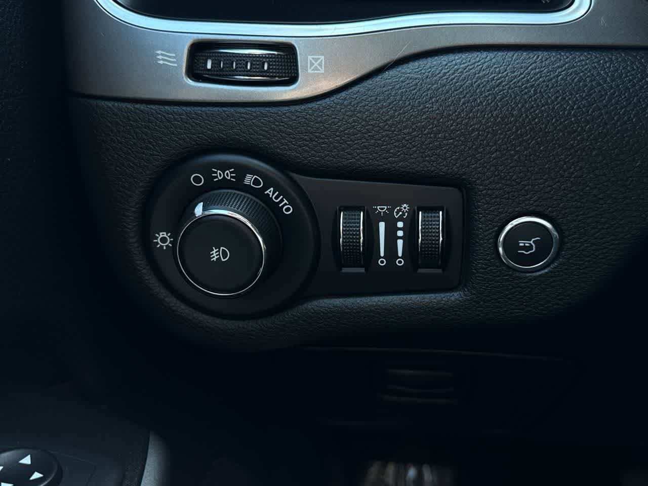 Thumbnail: 2019 Jeep Cherokee - 21