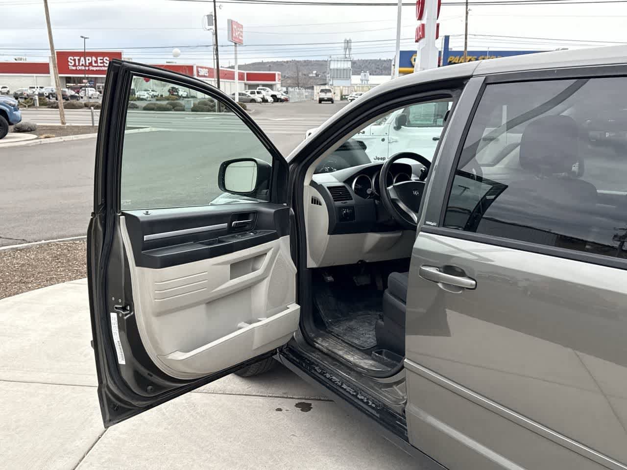 Thumbnail: 2010 Dodge Grand Caravan - 10