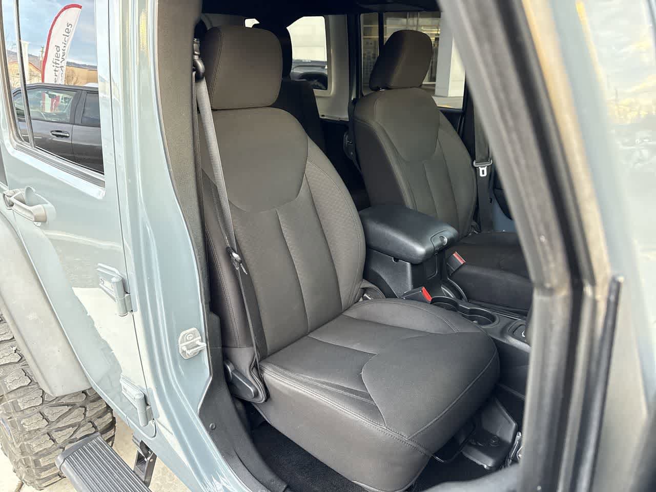 Thumbnail: 2015 Jeep Wrangler - 14