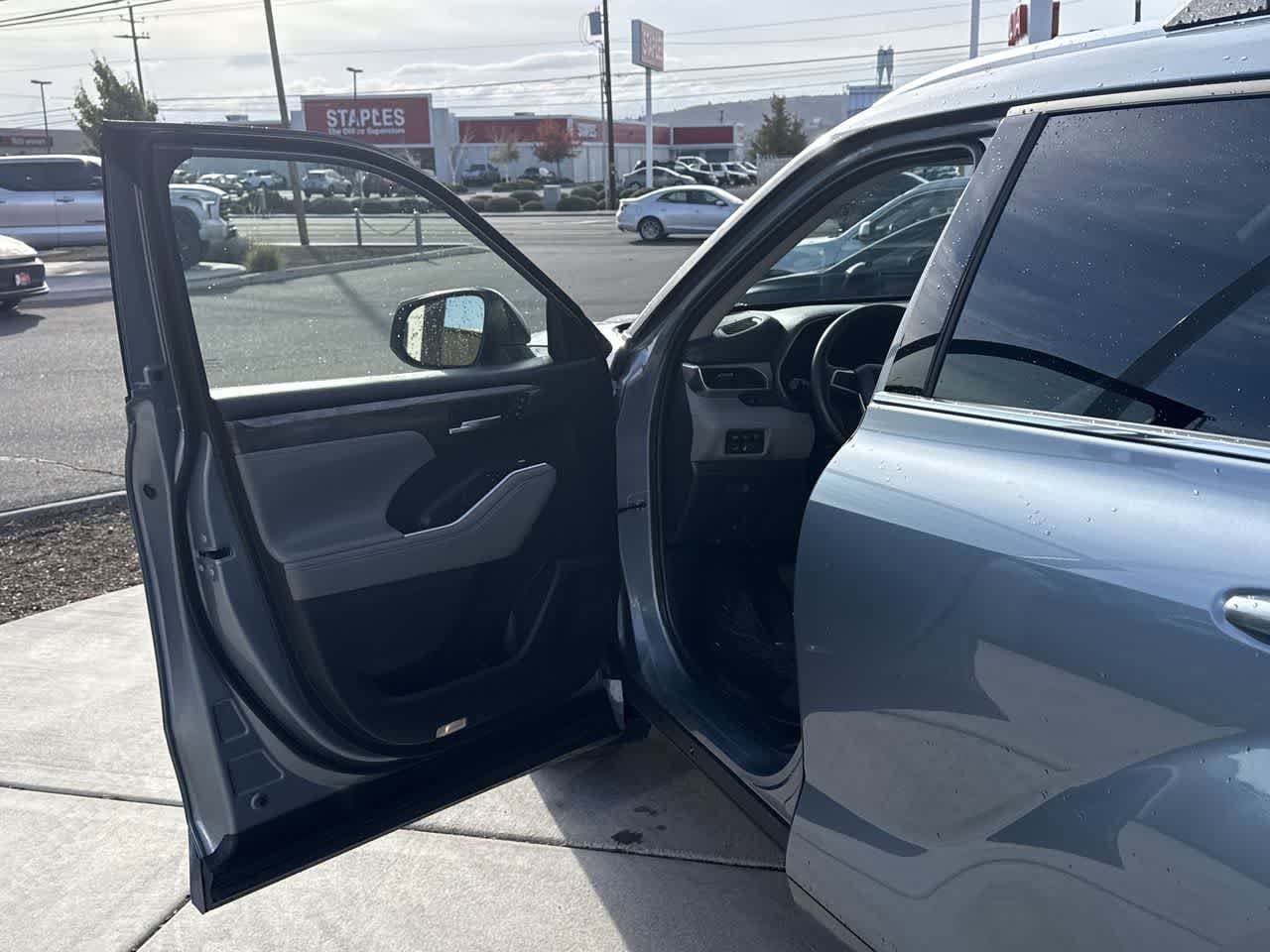 Thumbnail: 2023 Toyota Highlander - 10