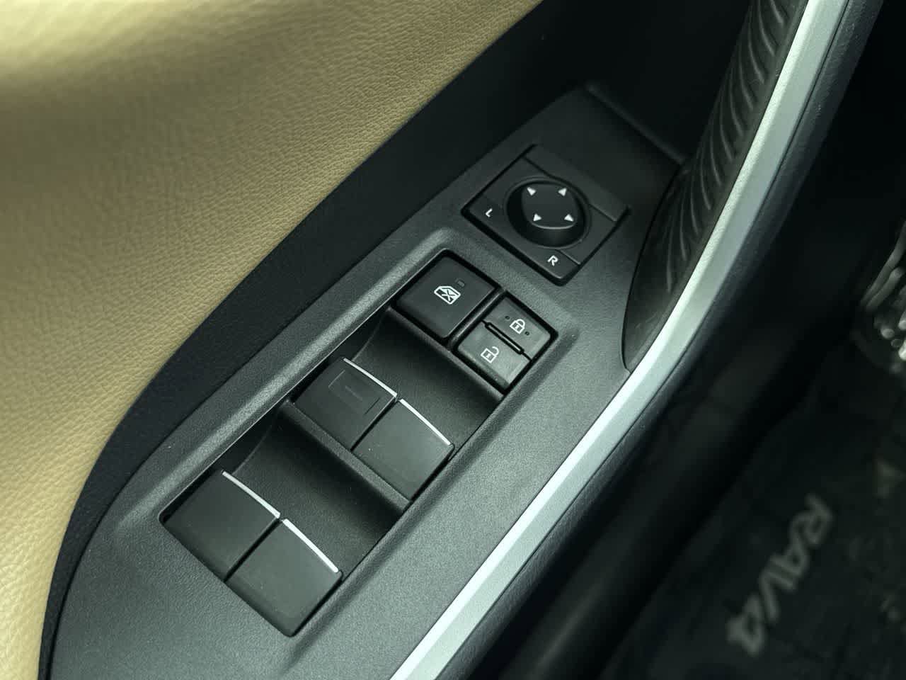 Thumbnail: 2019 Toyota RAV4 - 22