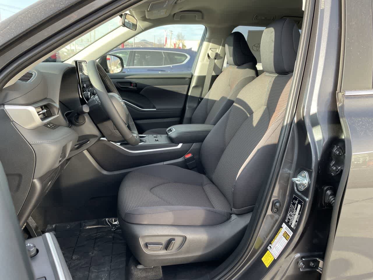 Thumbnail: 2023 Toyota Highlander - 13