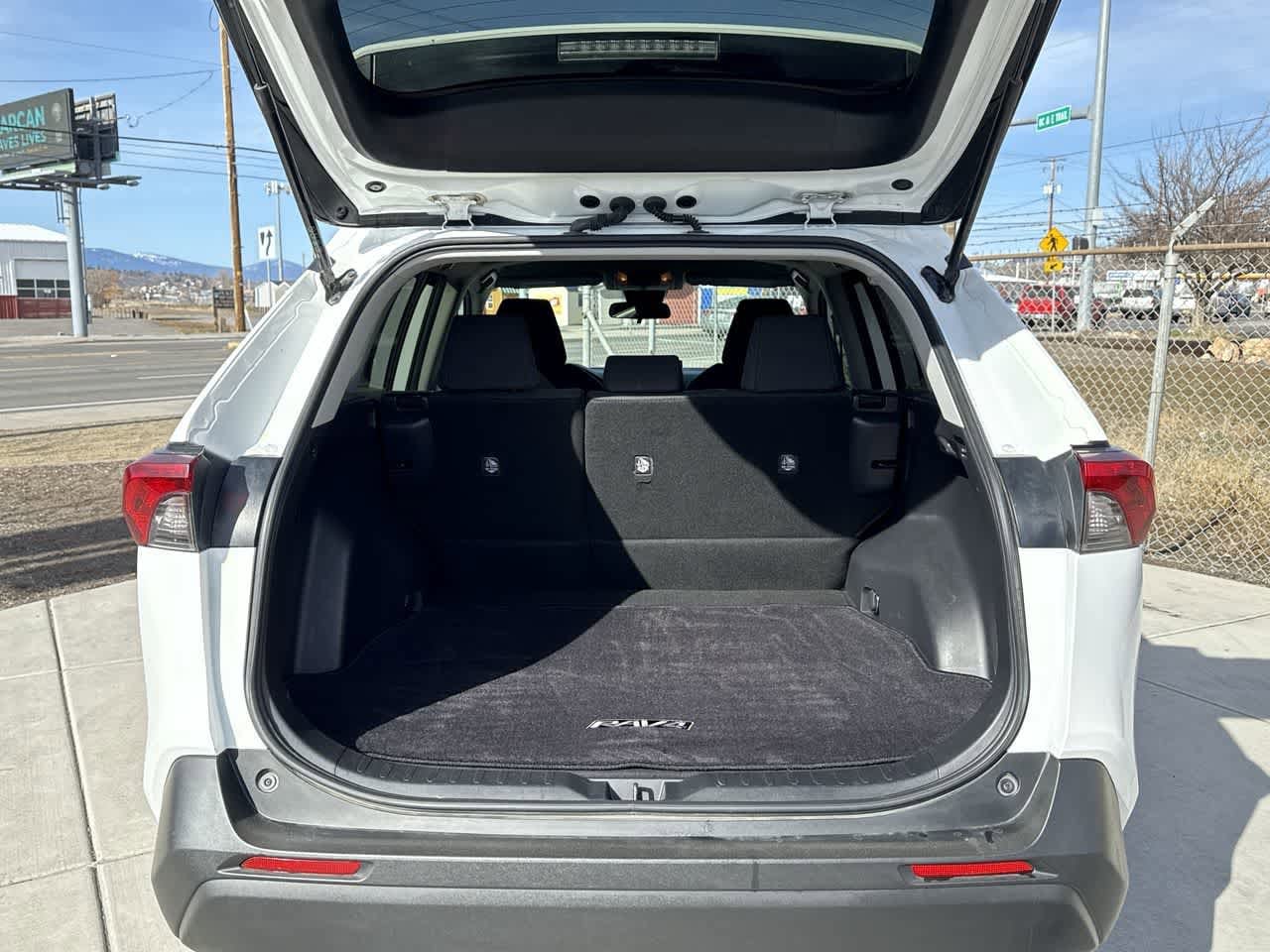 Thumbnail: 2019 Toyota RAV4 - 6