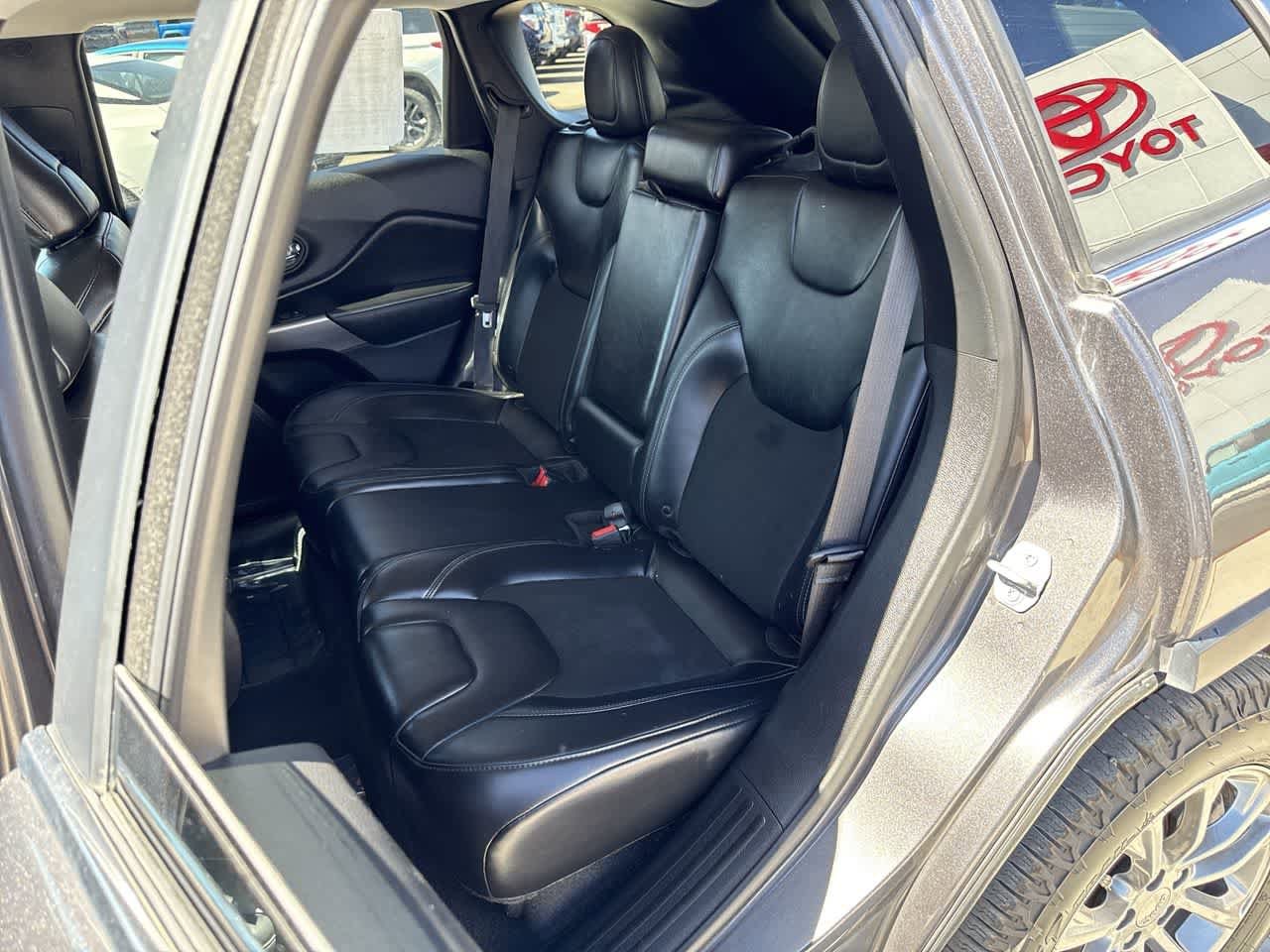 Thumbnail: 2019 Jeep Cherokee - 12