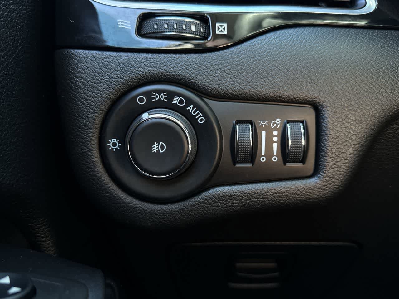 Thumbnail: 2021 Jeep Cherokee - 21