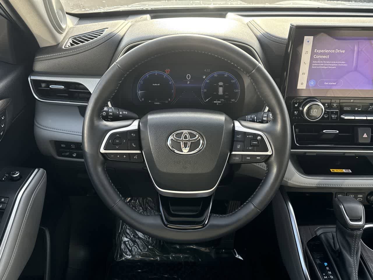 Thumbnail: 2023 Toyota Highlander - 17