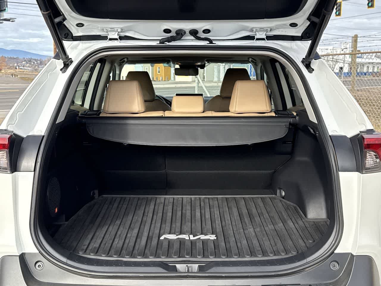 Thumbnail: 2019 Toyota RAV4 - 6