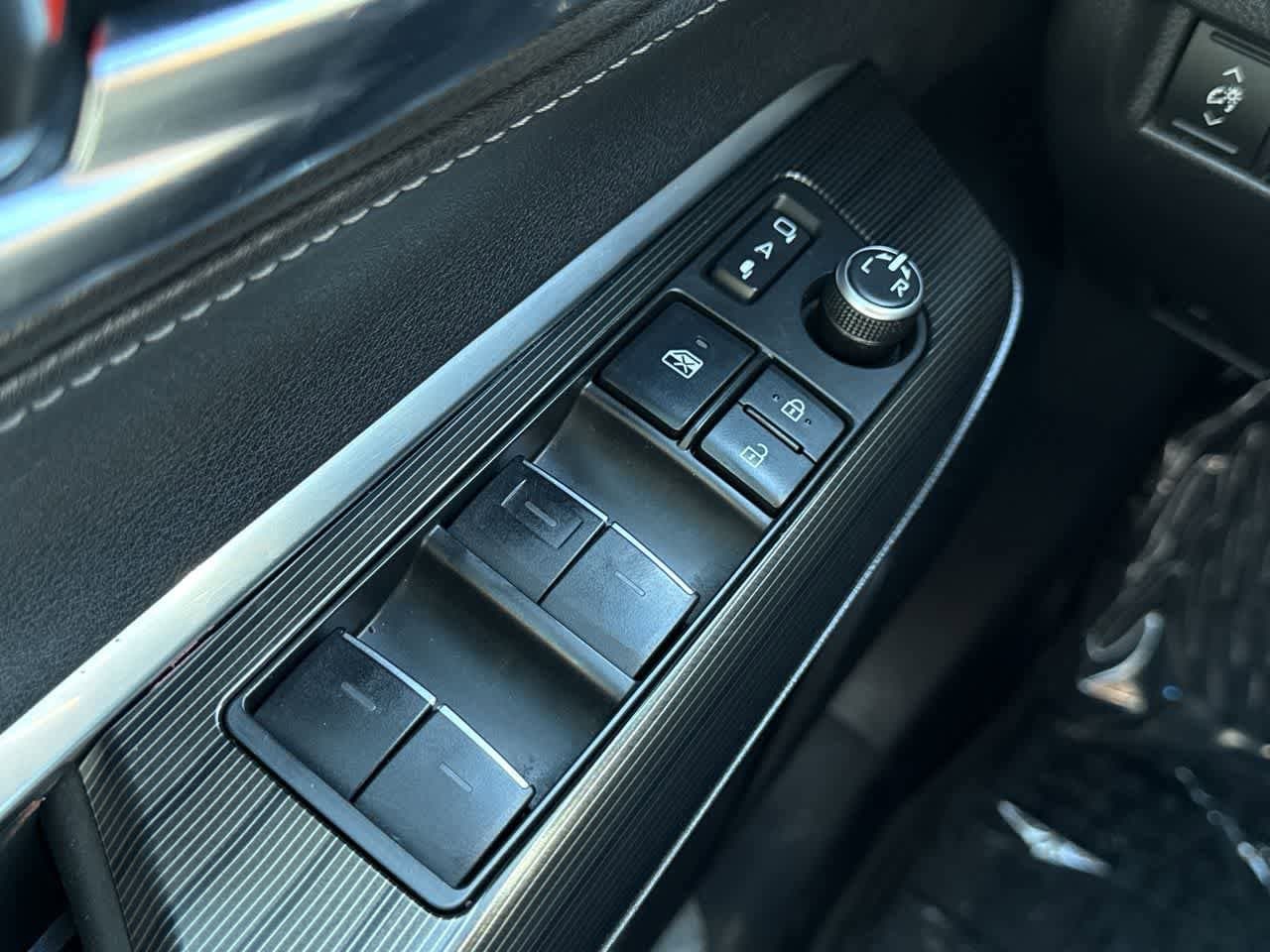 Thumbnail: 2021 Toyota Venza - 23