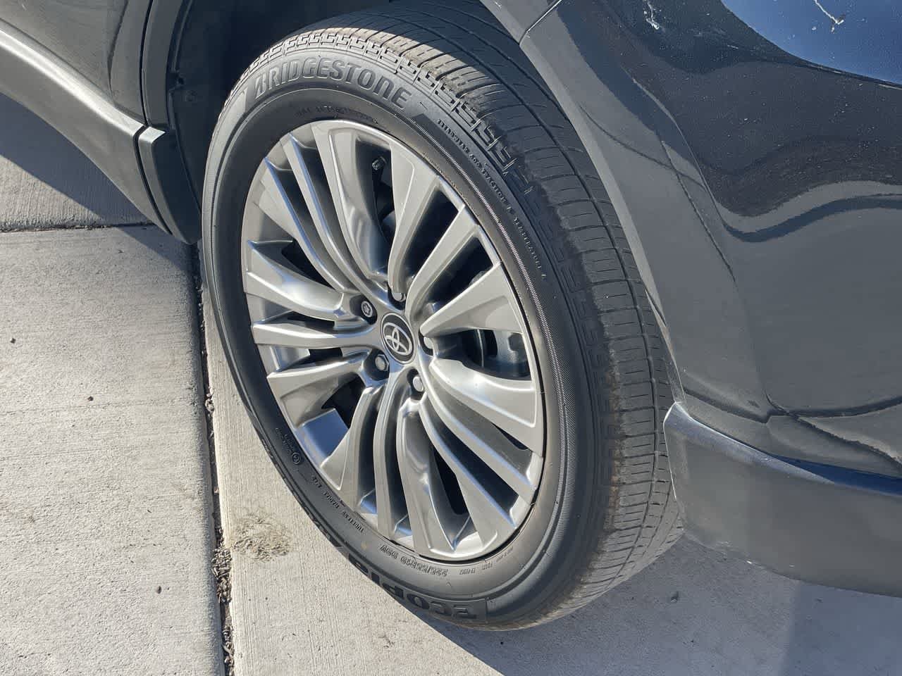 Thumbnail: 2022 Toyota Venza - 8