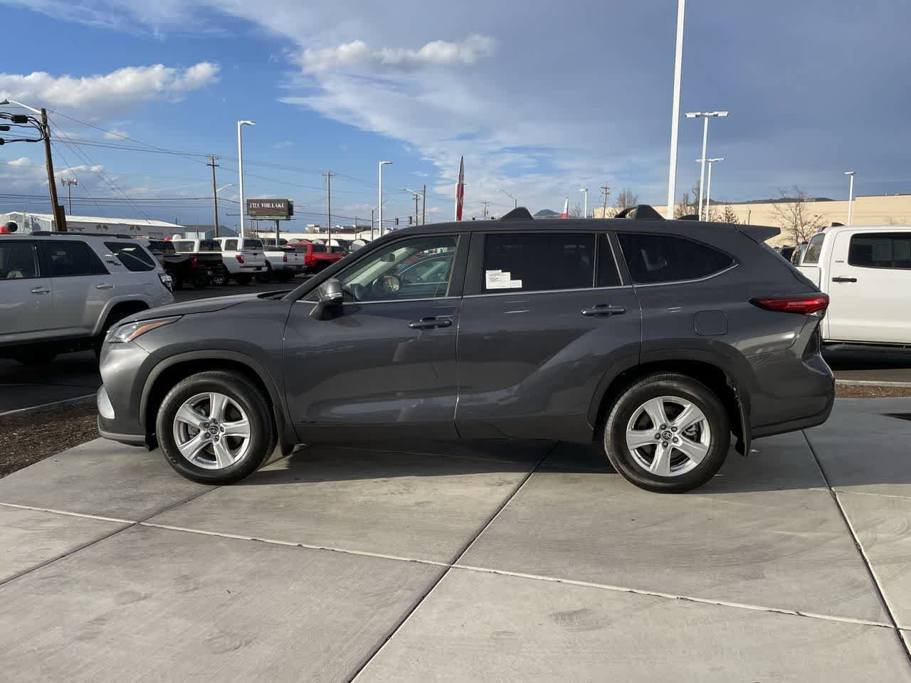 Thumbnail: 2023 Toyota Highlander - 2