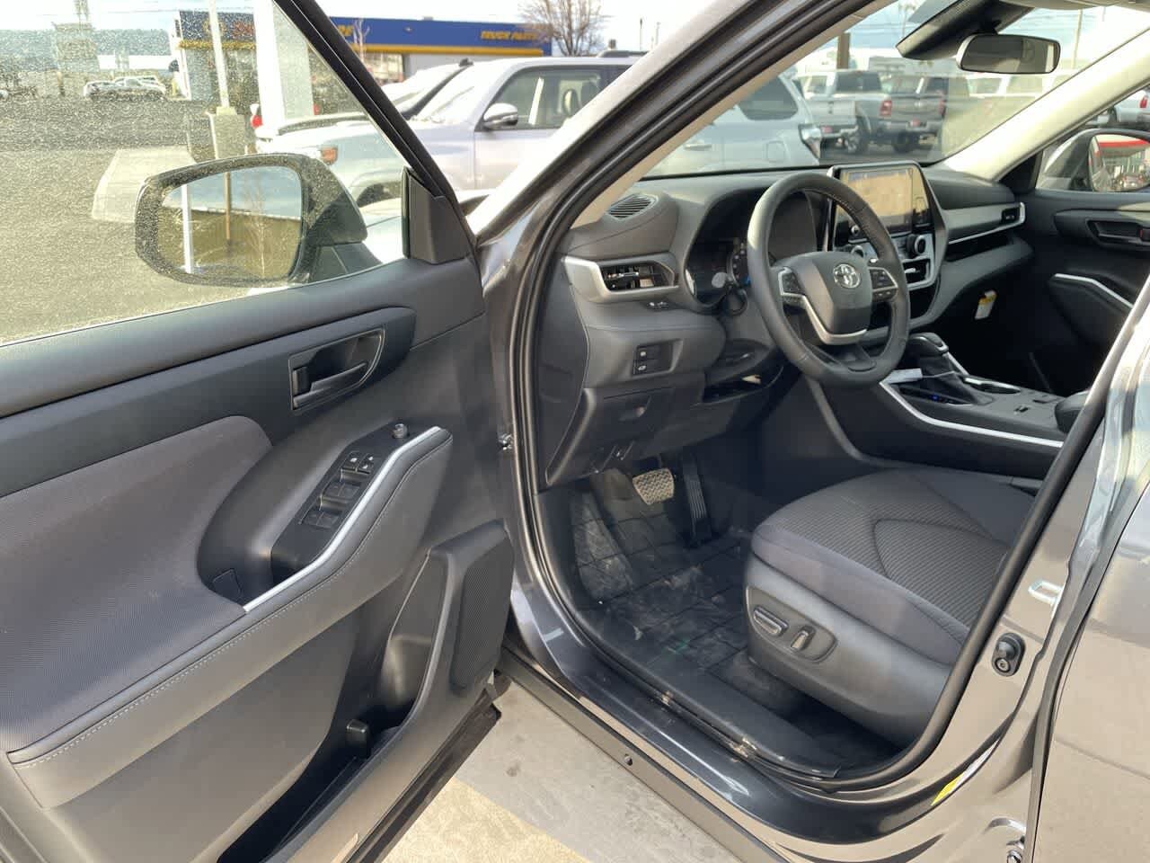 Thumbnail: 2023 Toyota Highlander - 12