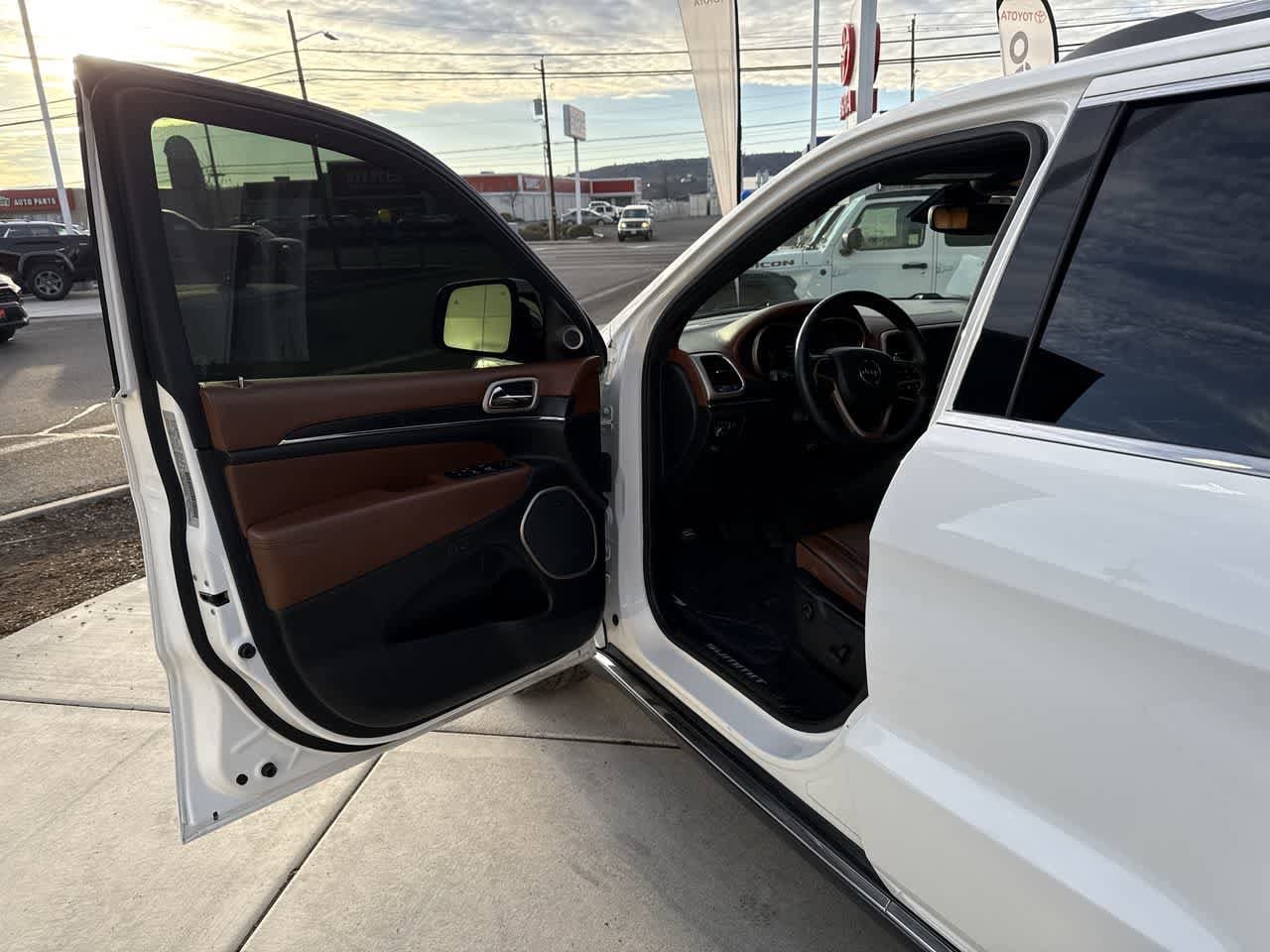 Thumbnail: 2017 Jeep Grand Cherokee - 10