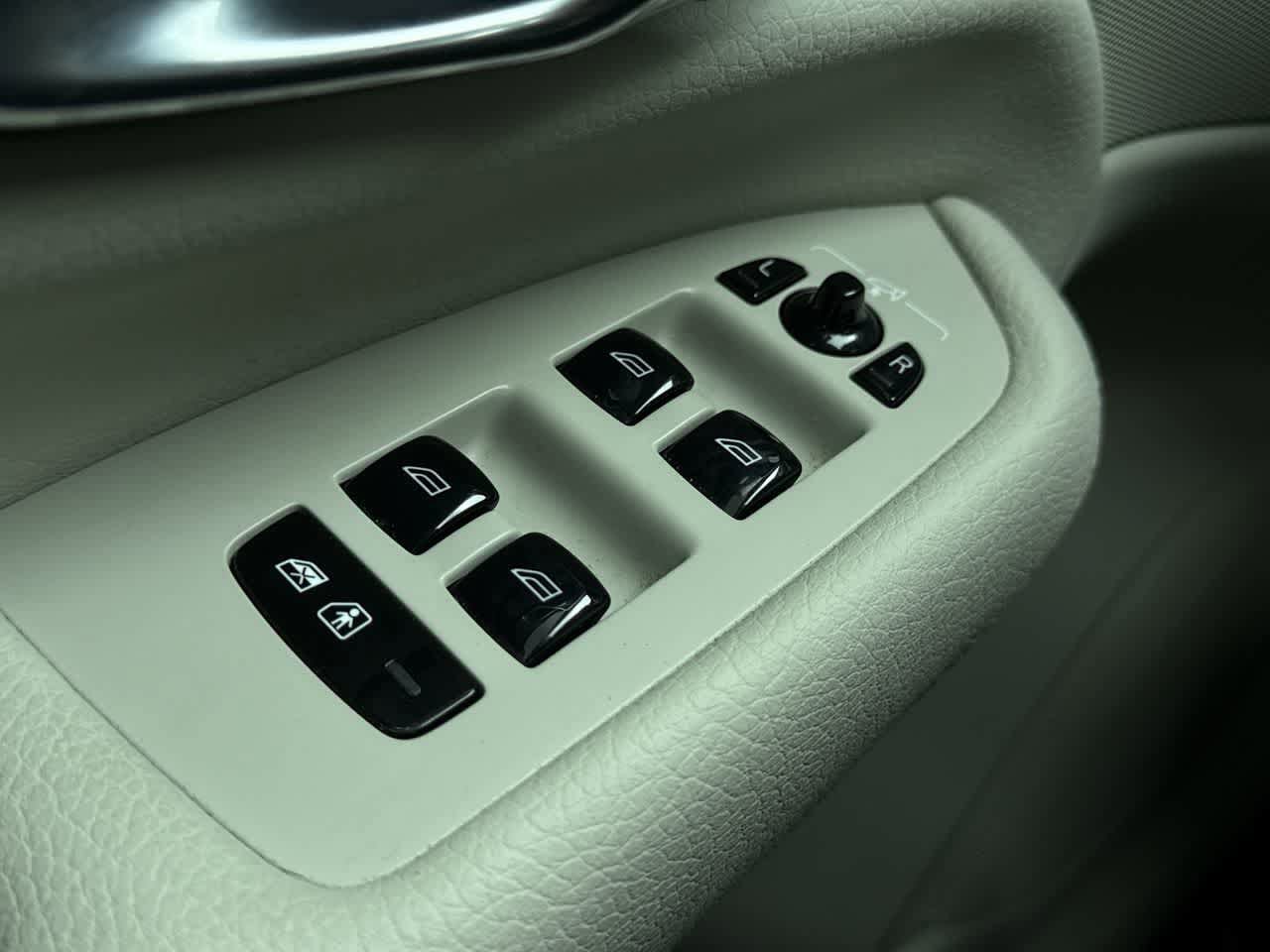 Thumbnail: 2022 Volvo XC90 - 23