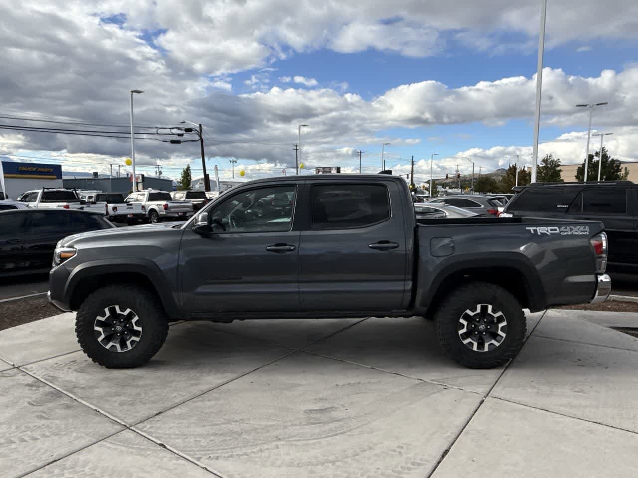 2023 Toyota Tacoma TRD V6 photo 2
