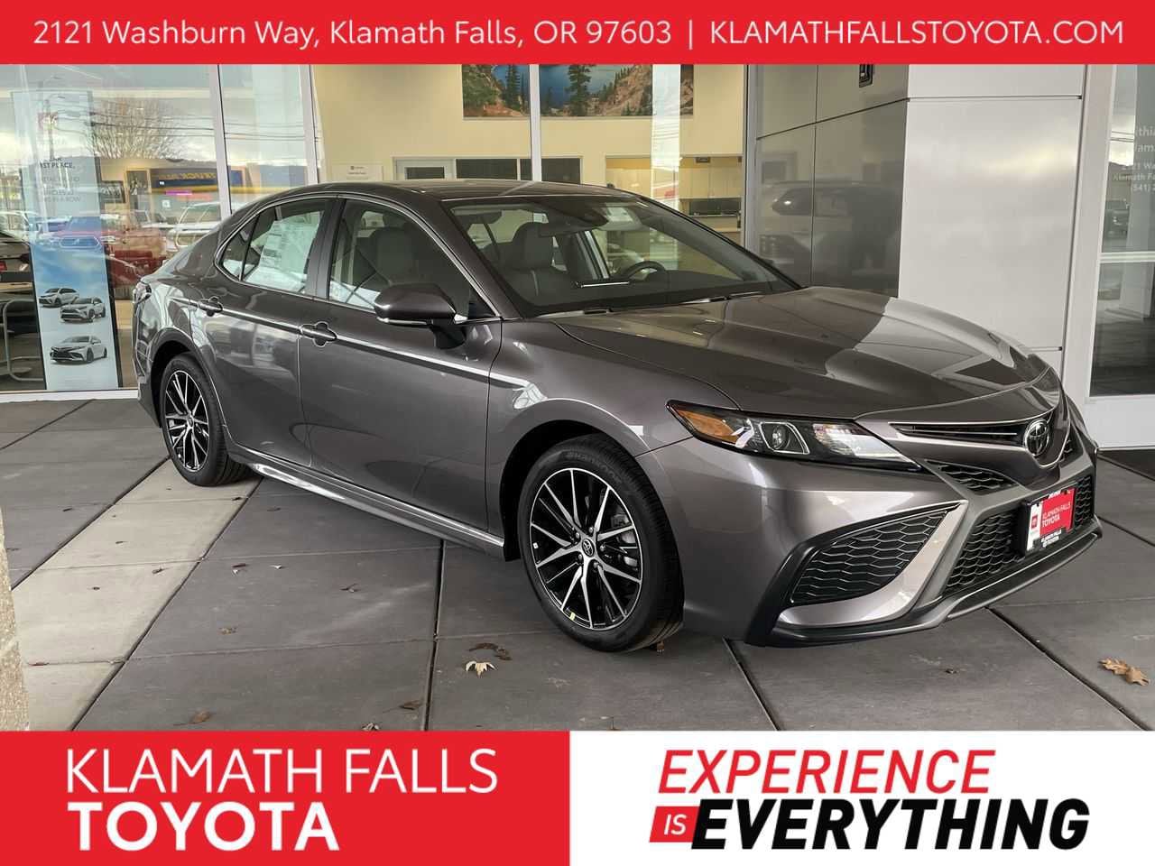 2023 Toyota Camry SE's photo