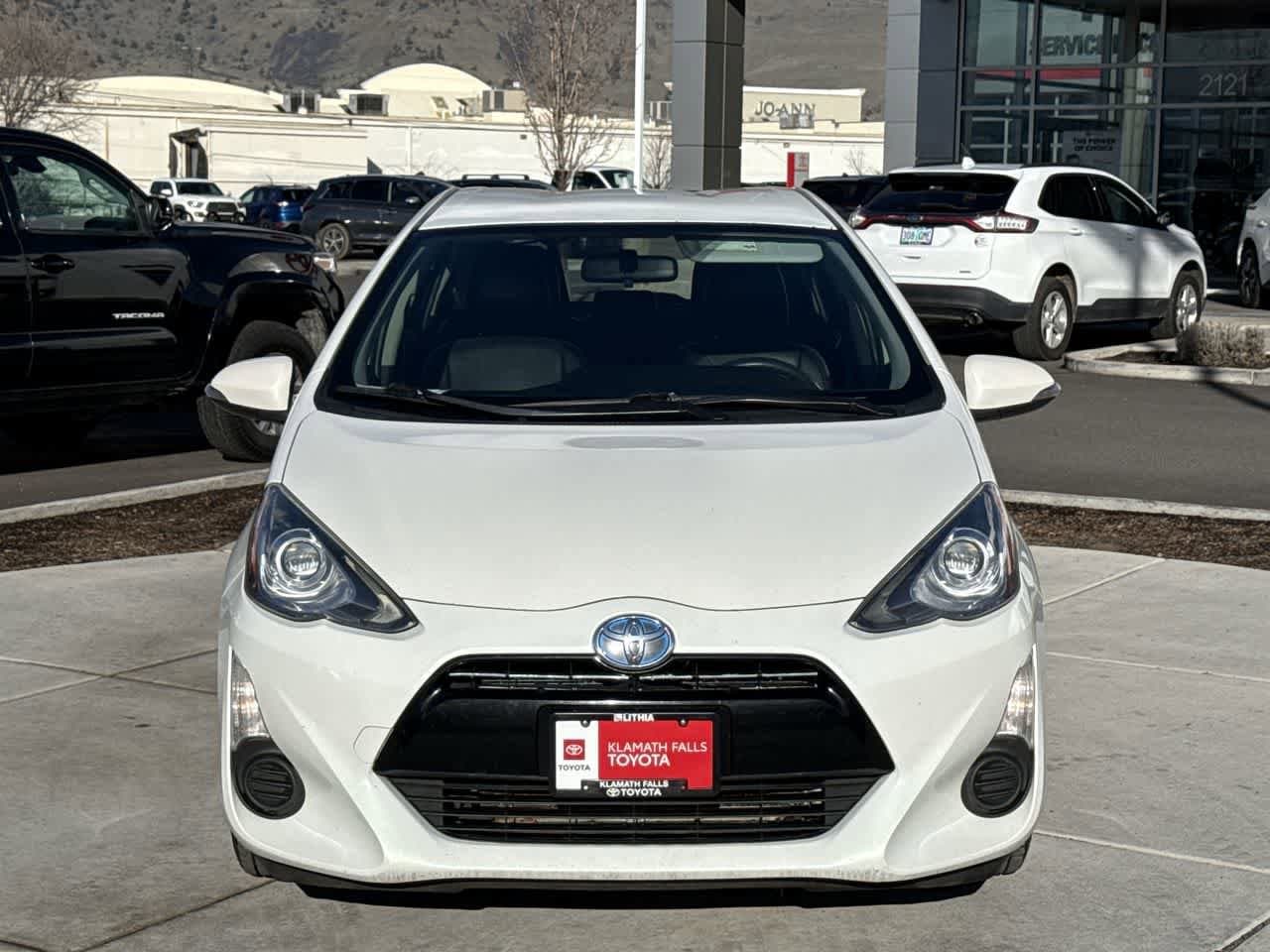 Thumbnail: 2015 Toyota Prius c - 3