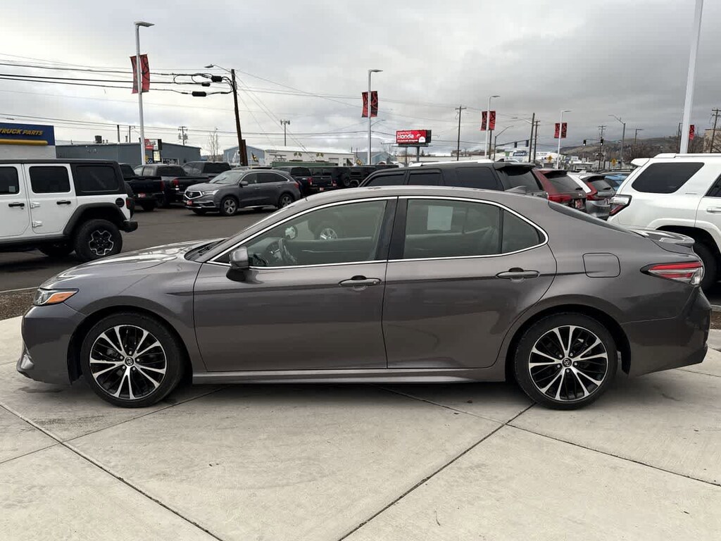 Used 2019 Toyota Camry SE Sedan